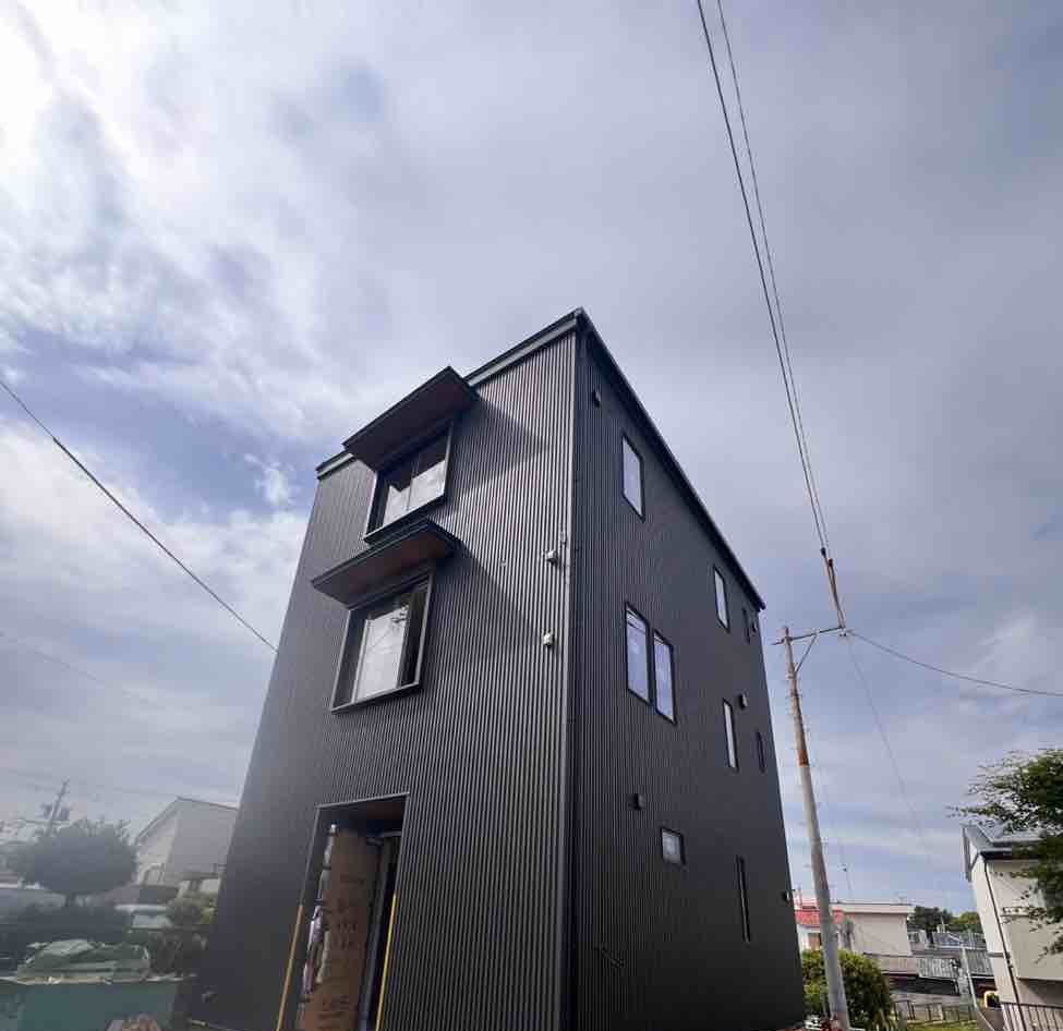 大切な家族と住まう街中の三階建て住宅