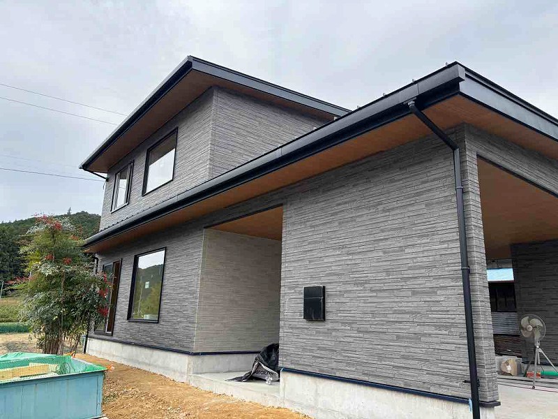 塗り壁のぬくもりと『澄家』の空気が心地よい、41坪の高性能住宅